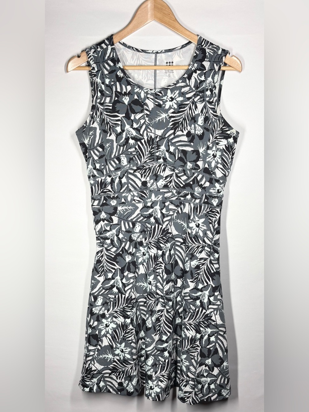 Title Nine Tank Dream Dress in Black, White, & Gray Floral Print. Small